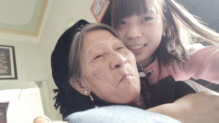 Cô cháu gái xinh đẹp và cũng là tác giả của câu chuyện cảm động ấy có tên Nguyễn Thị Phượng (sinh năm 1996, ở Quế Võ, Bắc Ninh), hiện là sinh viên năm thứ 3 trường ĐH Công Nghiệp Hà Nội. Bà ngoại 75 tuổi đáng kính của Phượng là cụ Nguyễn Thị Mơ (tên khác là Nguyễn Thị Khoai).