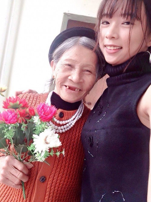 "21 năm qua, một mình ngoại chăm em từng miếng cơm manh áo; một mình ngoại cố gắng vượt qua tất cả không để em thiệt thòi so với bạn bè. Có lẽ do bà không được học nhiều nên không răn dạy em được những lời như người ta vẫn nhắc nhở, bà chỉ mong em học hành đến nơi đến chốn để sau này đỡ khổ. Thay vào đó, những cử chỉ, lời nói, cách sống, đối nhân xử thế, lòng nhân hậu và yêu thương mọi người của bà là điều em học được mà bà không cần phải nói ra", Nguyễn Thị Phượng tự hào kể về người bà đáng kính của mình.