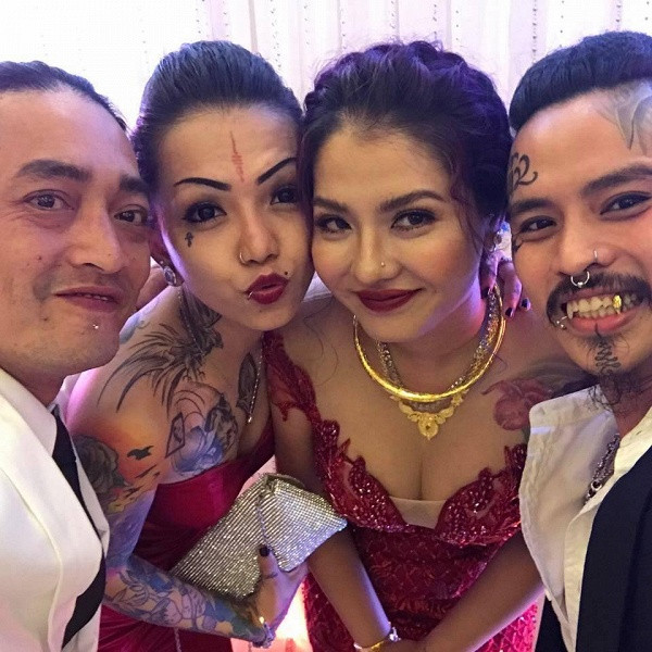 Mới đây, những hình ảnh về một đám cưới "chất chơi nhất hệ Mặt trời" tại TP HCM khiến dân tình không khỏi xôn xao, bàn tán. Khác với đám cưới khủng trước đó với dàn khách mời toàn sao hạng A của showbiz Việt, đám cưới lần này gây chú ý khi quy tụ những quan khách sở hữu hình xăm khủng trên người. Ảnh: Lân Trần/Facebook nhân vật/Facebook.