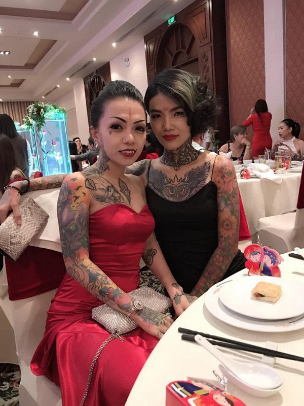 Trong số những gương mặt xuất hiện trong lễ cưới, có không ít người là những nghệ sĩ xăm mình có tiếng ở TP HCM.