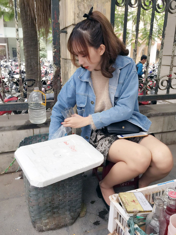 Hình ảnh của cô gái bán nước xinh đẹp, ăn mặc sành điệu nhanh chóng trở thành tâm điểm tìm kiếm của cư dân mạng. Danh tính của cô gái này cũng nhanh chóng được tiết lộ. Ảnh: T.Đ.