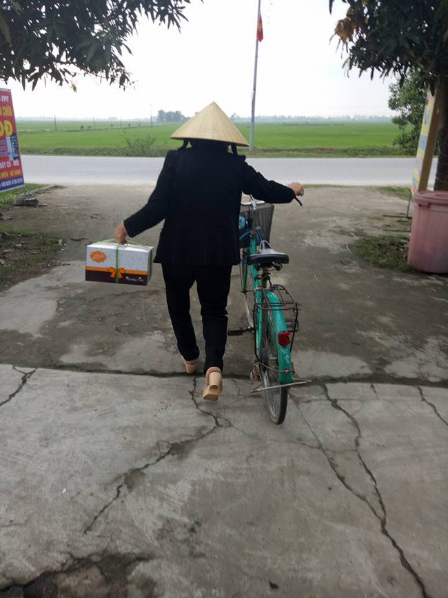 Khi bánh đã hoàn thành, nhân viên trong cửa hàng có hỏi "Bác muốn viết tên gì lên trên ấy. Viết mừng sinh nhật con dâu được không bác?", người mẹ này tiếp tục gây bất ngờ khi trả lời "Viết cho tui là 'Mừng sinh nhật con yêu!, chứ viết con dâu nghe xa lạ quá không được tình cảm". Nghe được câu nói ấy, chủ nhân của bài viết cảm thấy vô cùng nể phục và có phần "gato" với cô con dâu có được người mẹ chồng tâm lý và đáng quý như thế. "Mong ước sau này sẽ có một người mẹ chồng giống như vậy", Thu Hiền viết.