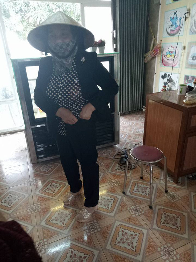 Trong lúc kiên nhẫn ngồi chờ các nhân viên làm chiếc bánh sinh nhật khác to hơn vì lúc đó chỉ còn chiếc bé giá 100 nghìn, người phụ nữ này đã chia sẻ cho những cô gái trẻ có mặt trong tiệm bánh thêm câu chuyện thú vị về gia đình mình. "Tui muốn tạo bất ngờ cho con dâu. Tối ni tui nấu món sườn chua ngọt mà nó yêu thích. Om ấm nước mời làng xóm láng giềng sang uống nước xong nói cháu thắp nến bánh rồi đem ra tạo bất ngờ cho mẹ nó", Thu Hiền kể lại lời bác gái đã nói khi được hỏi vì sao không ngại đường xa đạp xe đi mua bánh sinh nhật.