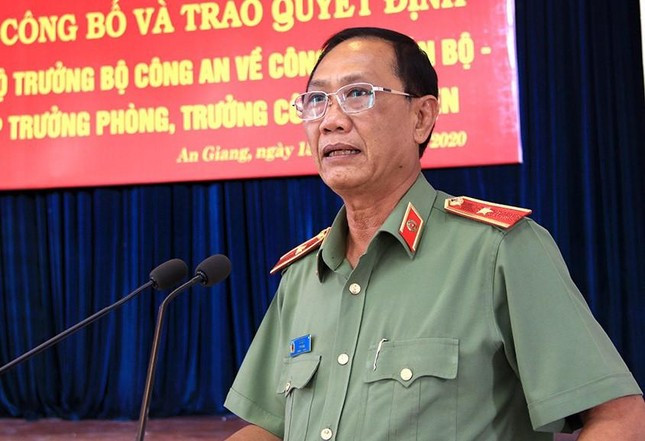 Mới đây, Ban Bí thư đã quyết định thi hành kỷ luật cách chức tất cả các chức vụ trong Đảng đối với ông Bùi Bé Tư, thiếu tướng, nguyên Ủy viên Ban Thường vụ Tỉnh ủy, nguyên Bí thư Đảng ủy, nguyên Giám đốc Công an tỉnh An Giang. Đồng thời đề nghị các cơ quan chức năng kỷ luật về hành chính đồng bộ, kịp thời với kỷ luật đảng.