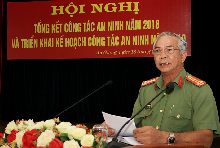Đại tá Lê Văn Tiền, nguyên Tỉnh ủy viên, nguyên Ủy viên Ban Thường vụ Đảng ủy, nguyên Phó Giám đốc Công an tỉnh An Giang bị kỷ luật cảnh cáo.