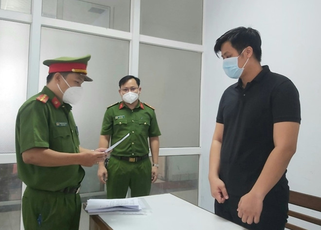 Chiếm đoạt tiền của khách, nhân viên ngân hàng bị bắt giam: Sáng 24/7, Cơ quan CSĐT Công an TP Đà Nẵng đã tống đạt quyết định khởi tố bị can, bắt tạm giam Nguyễn Lâm Mạnh (SN 1994), nhân viên tín dụng Ngân hàng chi nhánh Thanh Khê (Đà Nẵng) về tội lừa đảo chiếm đoạt tài sản. Bằng các thủ đoạn gian dối, Mạnh đã lừa đảo, chiếm đoạt của ông V.P.M số tiền 800 triệu đồng để trả nợ cá nhân.