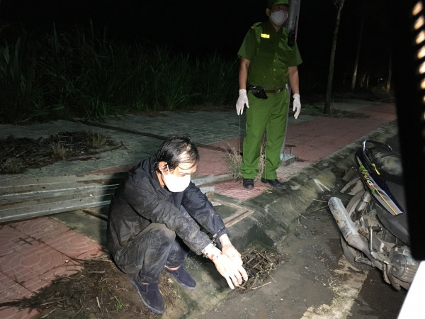 Đi ăn trộm bị phát hiện, chống trả quyết liệt cảnh sát: Công an TP Trà Vinh, đang tạm giữ Lâm Quốc Tuấn (42 tuổi, ở TP Trà Vinh) để điều tra về hành vi trộm tài sản. Rạng sáng 24/7, khi đi tuần tra, Cảnh sát 113 phát hiện Tuấn có nhiều nghi vấn nên yêu cầu dừng xe nhưng Tuấn bỏ chạy. Tuấn vứt nhiều thanh sắt xuống đường, liên tục lạng lách, gây cản trở và dùng mũ bảo hiểm chống trả lực lượng Cảnh sát 113. Tên trộm này sau đó đã bị cảnh sát khống chế khi bỏ xe chạy bộ vào hẻm.