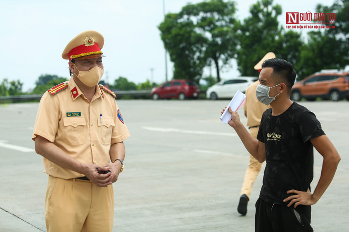 Lực lượng CSGT giải thích và hướng dẫn các tài xế điều khiển phương tiện quay đầu xe, không được đi vào Hà Nội.