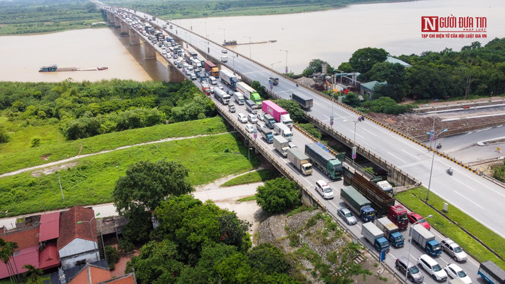 Các phương tiện nối dài trên cầu Đông Trù (quận Long Biên).