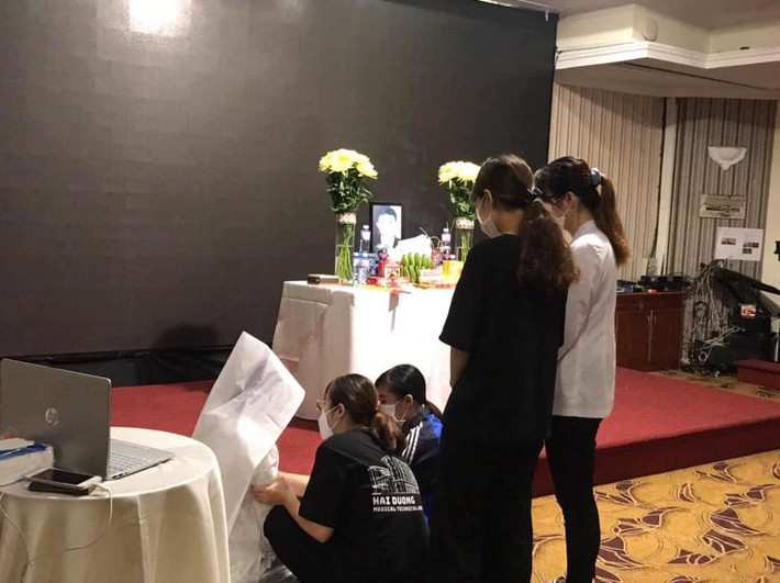 Các nữ sinh chia buồn động viên em Anh.