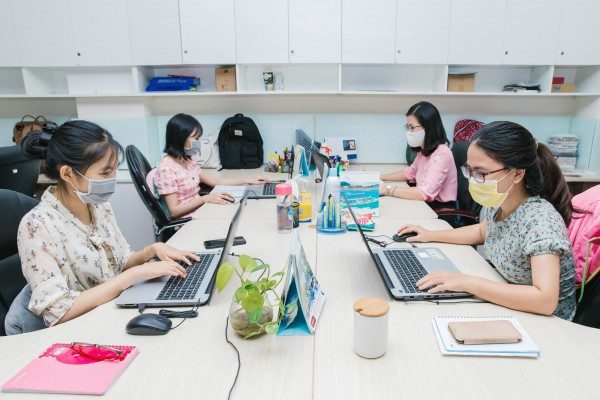 Đi công tác công vụ. Làm việc tại cơ quan, công sở, làm việc tại nhà máy, cơ sở sản xuất, cơ sở kinh doanh dịch vụ, hàng hóa thiết yếu được phép hoạt động.