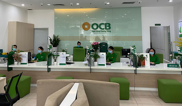 Ngân hàng, kho bạc, các cơ sở kinh doanh dịch vụ trực tiếp liên quan đến hoạt động ngân hàng và bổ trợ doanh nghiệp (như công chứng, luật sư, đăng kiểm, đăng ký giao dịch bảo đảm...), chứng khoán, bưu chính, viễn thông. Ảnh: Hà Nội Mới.