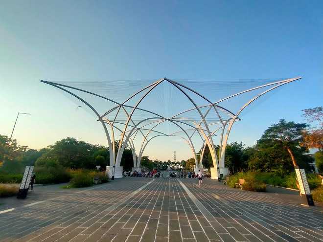 Được khởi công vào cuối năm 2016 và khánh thành vào tháng 9/2019, công viên âm nhạc nằm ở Khu đô thị Đô Nghĩa (Hà Đông, Hà Nội) có tổng diện tích 5,94ha, bao gồm hồ cây đàn rộng 1,3ha.