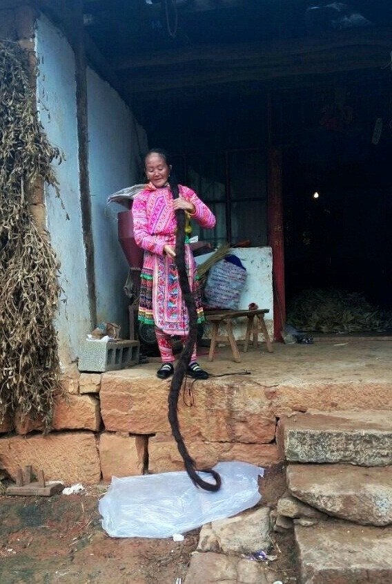 Mặc dù vậy, mỗi lần gội đầu, bà Mỹ Anh cần tới gần một tuần để hong khô hoàn toàn mái "tóc mây" của mình.