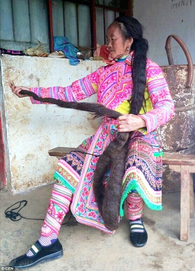 Lý do bà Mỹ Anh kiên trì như vậy là do bà tin rằng sinh mệnh của mái tóc cũng liên quan đến sinh mệnh của chính bản thân. nếu bà không làm thương tổn nó, không cắt nó đi, bà sẽ được trường thọ hơn. "Tôi luôn đối xử với mái tóc dài của tôi như một kho báu và bùa hộ mệnh. Tôi nghĩ rằng việc nuôi tóc giống với việc duy trì cuộc sống của mình vì vậy tôi đã không cắt nó", bà nói.