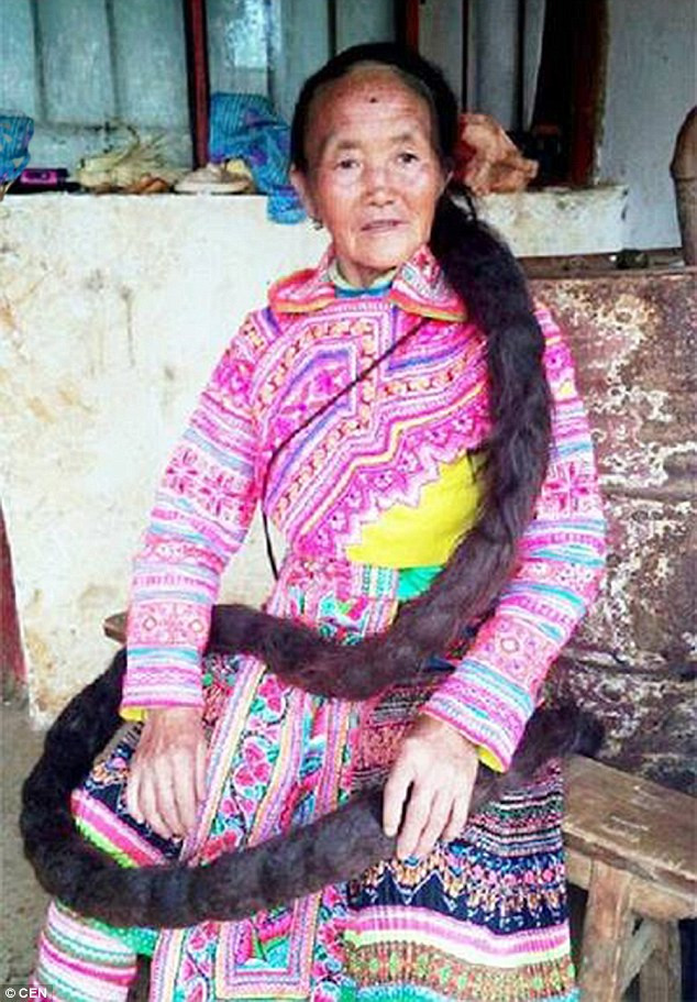 Cổ Mỹ Anh, một phụ nữ 59 tuổi, người Miêu tộc ở Vân Nam Trung Quốc hiện đang ở hữu mái tóc dài 2,52m được tờ Dailymail gọi bằng cái tên "Người phụ nữ tóc mây" bởi bộ tóc dài kỷ lục của mình.