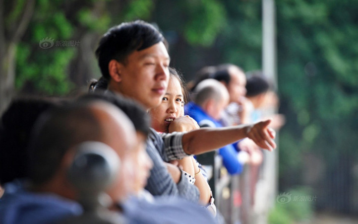 Rất nhiều người tụ tập hai bên bờ sông để được chiêm ngưỡng cá heo trắng đi lạc.