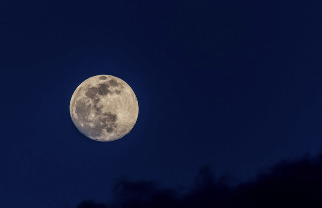 7. Trái đất có động đất, Mặt trăng có chấn động được gọi là moonquakes -"động trăng". Nếu bạn nghĩ rằng Trái Đất là hành tinh duy nhất có trải nghiệm chấn động, bạn đã sai. Mặt trăng có thể diễn ra những trận "động trăng" - moonquakes đạt đến cường độ 5,5 độ Richter.