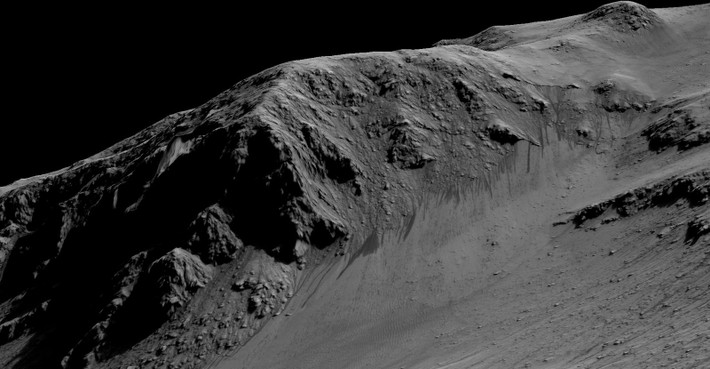Sự kiện NASA xác nhận có nước trên sao Hỏa có lẽ là sự kiện chấn động nhất thế giới thời gian gần đây. Các nhà khoa học phát hiện nước muối ở rìa miệng núi lửa Hale thuộc vùng lòng chảo Argyre trên sao Hỏa, chứng thực cho giả thiết những đường rãnh sẫm màu trải dài 10 m theo chiều dốc xuống có thể là kết quả do dòng nước chảy trên hành tinh đỏ.