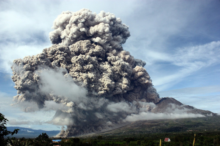 Núi lửa tầng Sinabung, đây là một trong những núi lửa nổi tiếng nhất thế giới, nằm tại cao nguyên Karo Regency Karo, Bắc Sumatra, Indonesia. Khi nó phun trào, có khoảng 2700 người dân đã phải sơ tán bởi sự ảnh hưởng khổng lồ của nó.