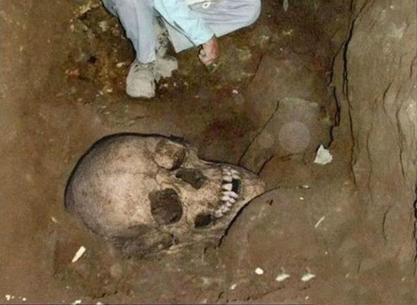 Đây không phải là lần đầu tiên người ta tìm thấy những ngôi mộ lạ. Mùa hè năm 1937, Giáo sư Chi Putei dẫn đầu một nhóm các nhà khoa học đã phát hiện những bộ xương có đầu rất lớn và bộ phận thân thể khác nhỏ bé, kỳ quái nằm trong hang động tại núi Bayan-Kara-Ula. Gần đó có 176 tấm đá ghi lại những ký tự bí hiểm. Sau khi được các nhà khoa học giải mã, nội dung của những tấm đá có ghi rằng khoảng 12.000 năm trước, một số vật thể bay không xác định đã rơi xuống những ngọn núi này.
