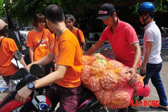Nhận thấy, hiện tại giá hành, tỏi của Lý Sơn đang chạm mốc mất giá, thấp nhất trong những năm gần đây. Cộng thêm vấn nạn "lệ trừ bì" bất công của thương buôn đối với người dân chân chính, (hành 100kg trừ 12kg, tỏi 100kg trừ 5kg), anh Phạm Văn Thắm (đội 2, thôn Đông, xã An Vĩnh, huyện Lý Sơn, Quảng Ngãi) đã làm đơn lên UBND huyện Lý Sơn với mong muốn đưa hành, tỏi của bà con ra bên ngoài bán.