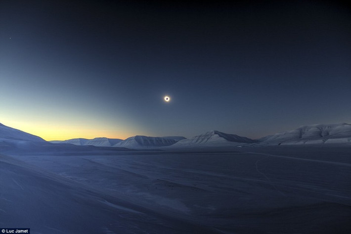Nhật thực toàn phần nhìn từ Svalbard. Ảnh được chụp bởi Luc Jamet.