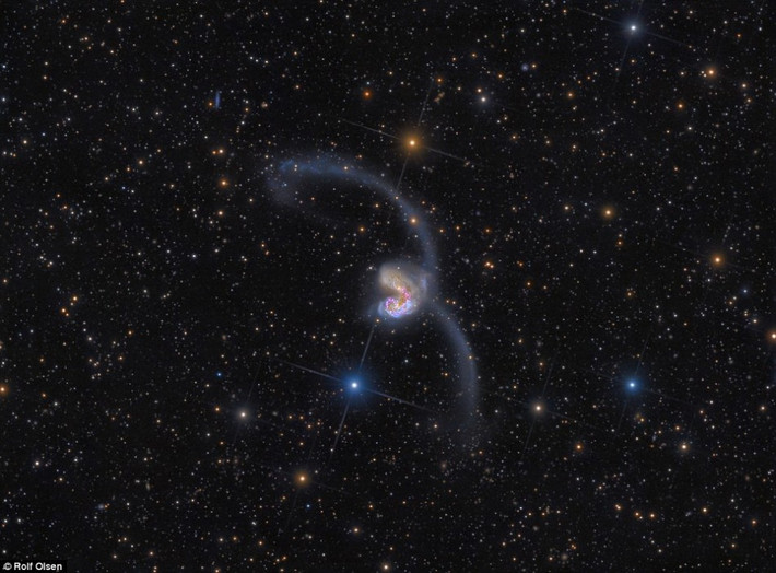 Được phát hiện vào năm 1785 bởi William Herschel, thiên hà Antennae là sự tương tác, va chạm giữa thiên hà NGC4038 và NGC4039 có trường hấp dẫn đã bị xáo trộn. Ảnh được chụp từ Auckland, North Island, New Zealand bởi Rolf Olsen.
