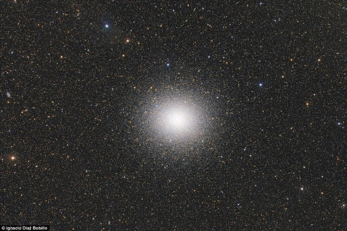 Cụm sao cầu Omega Centauri, đây là một quả cầu dày đặc chứa khoảng mười triệu ngôi sao nằm cách Trái đất khoảng 15.800 năm ánh sáng. Ảnh chụp bởi Ignacio Diaz Bobill.