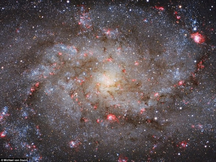 Nằm cách Trái đất khoảng 3 triệu năm ánh sáng, thiên hà M33 - thường được gọi là Triangulum Galaxy mang trong mình vẻ đẹp rực rỡ. Ảnh được chụp từ Almere, Flevoland, Hà Lan bởi nhiếp ảnh gia Michael van Doorn.