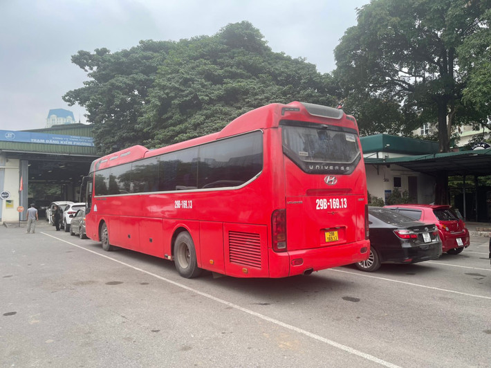 Đại diện Trung tâm Đăng kiểm xe cơ giới 2903S cho biết, trung bình mỗi ngày, đơn vị này tiếp nhận giấy tờ lập hồ sơ phương tiện cho từ 20-30 ô tô mới. Song do nhu cầu kiểm định ô tô cũ tăng cao, để tránh phải chờ đợi lâu, nhân viên nghiệp vụ phải hẹn chủ phương tiện xe mới nộp hồ sơ và chiều quay lại nhận giấy chứng nhận, tem kiểm định sau.