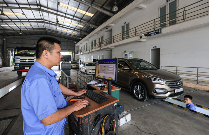 Việc gia tăng nhu cầu đăng kiểm phương tiện cũng đã buộc các đăng kiểm viên tại một số trung tâm phải tăng ca, làm thêm giờ.