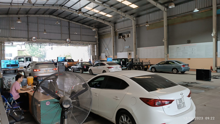 Ông Trần Nguyên Sinh, Giám đốc Trung tâm Đăng kiểm 2908D cho biết, nhờ tăng cường tuyên truyền, đến nay, người dân đã chủ động hơn trong việc bảo dưỡng xe trước khi đi đăng kiểm, nhờ đó, số lượng xe không đạt kiểm định lần đầu chỉ chiếm khoảng 10%, giảm mạnh so với giai đoạn đầu năm (khoảng 20-30%). Điều này không chỉ giúp người dân tránh phải mất thời gian khi phải đưa xe đi khắc phục và đăng kiểm lại nếu không đạt kiểm định lần đầu mà còn giúp đơn vị tối ưu hóa năng suất, các công đoạn diễn ra nhanh hơn.