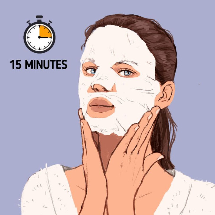 Mặt nạ dưỡng ẩm: Bạn chỉ nên đắp mặt nạ dưỡng ẩm 1-2 lần/tuần với sản phẩm gel, kem hoặc mặt nạ giấy. Đây là bước làm sáng và thư giãn da mặt. Hãy nhớ đọc kỹ hướng dẫn trước khi sử dụng và không đắp mặt nạ vượt quá thời gian ghi trên bao bì.