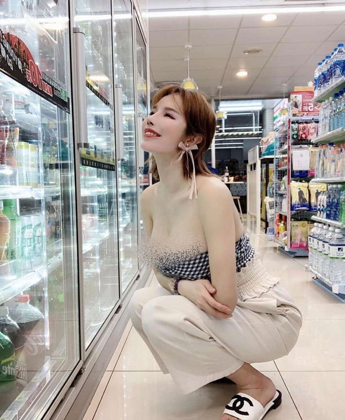 Hot girl này còn là người mẫu nội y đình đám tại thị trường châu Á cho những mẫu đồ lót do chính cô thiết kế. Yui Xin mặc áo quây trễ nải khoe vòng 1 lớn khi đi siêu thị, thu hút mọi ánh nhìn.