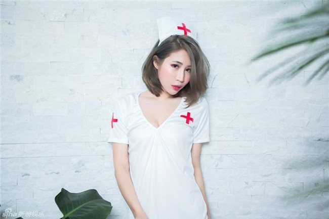 Hiếm khi cô nàng mặc kín đáo thế này.