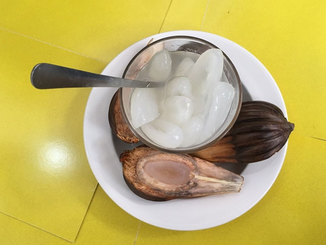 Dừa nước cũng là một loại quả đặc sản miền Tây được người dân ở đây dùng như một món giải khát đầy hấp dẫn, nhất là vào những ngày hè oi bức. Chỉ cần tách vỏ lấy phần cơm bên trong, sau đó cho thêm đá, một ít đường thốt nốt rồi cứ thế khuấy đều lên thế có một ly dừa nước thơm ngon cho ngày nắng nóng oi bức.