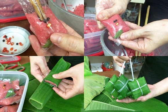 Tiếp theo là công đoạn gói nem. Nem đòn thì được gói giống như bánh tét, thường dùng trong đám tiệc đông người.