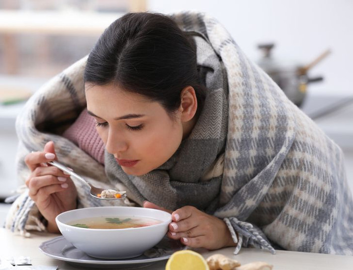 5. Súp là một phương pháp chữa cảm lạnh tuyệt vời: Mặc dù súp gà sẽ không làm bệnh thuyên giảm nhưng nó có thể làm giảm các triệu chứng. Ăn các chất lỏng ấm, như súp gà, có thể làm dịu và giảm tắc nghẽn bằng cách tăng lưu lượng chất nhầy.