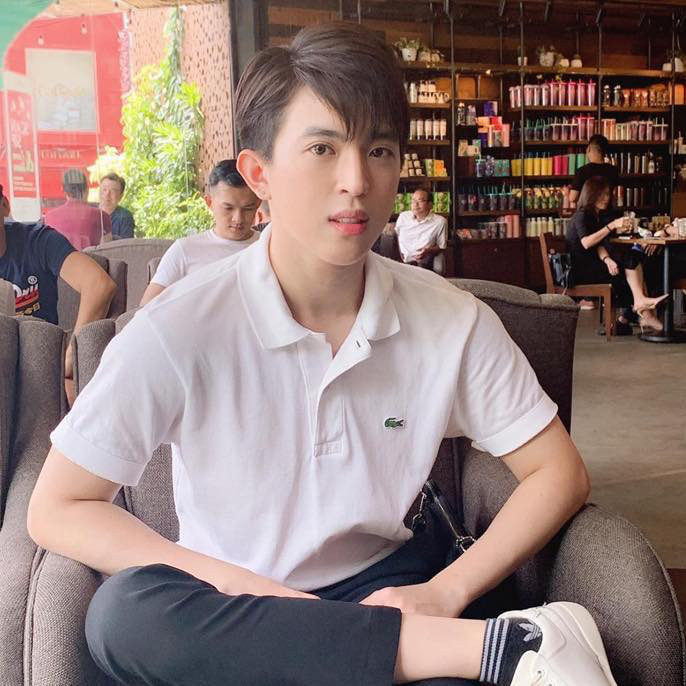 Có lúc, con trai hoa hậu Thu Hoài cũng trông rất thư sinh với áo phông trắng.