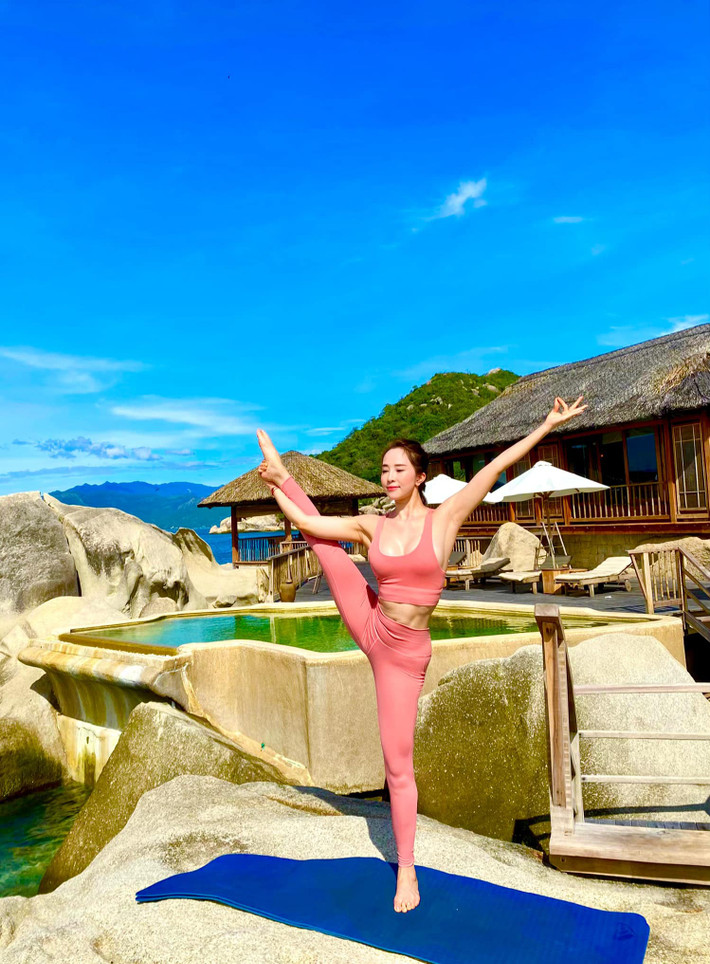 Ngoài ra, nữ diễn viên sinh năm 1988 cũng thường xuyên chinh phục các động tác yoga khó. Yoga là phương pháp làm đẹp thịnh hành nhất mà mỹ nhân Việt theo đuổi, với rất nhiều lợi ích và có thể tập luyện dễ dàng dù ở đâu.