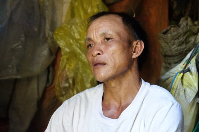 “Hơn 40 năm gắn bó với cha trong rừng sâu nên anh Lang thương cha nhất, hễ đi đâu một tí là lại đòi về gặp cha. Sống quá lâu với cha giữa rừng sâu tách biệt nên thói quen bên cạnh cha của anh Lang không thể thay đổi. Lúc cha mất, anh Lang buồn rầu suốt cả tháng trời. Anh ấy là người sống rất tình cảm”, anh Tri bộc bạch. Ảnh: Nguyễn Ngọc
