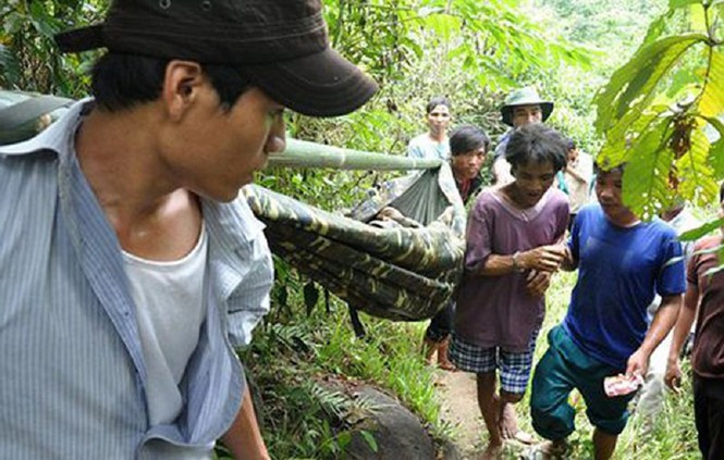 Năm 2013 người dân địa phương phát hiện hai cha con “người rừng” nên báo với chính quyền địa phương tổ chức tìm kiếm và đưa họ về sống hòa nhập với cộng đồng. Câu chuyện về cuộc giải cứu 2 “người rừng” vào tại Quảng Ngãi từng gây chấn động báo chí trong nước và quốc tế. Ảnh: Q.N