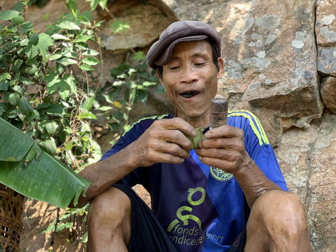 “Khác với mọi người ở trong làng, anh Lang không uống rượu, không hút thuốc. Anh chỉ ‘nghiện’ trầu”, anh Hồ Văn Tri, em trai anh Lang cho biết. Ảnh: Nguyễn Ngọc