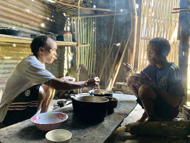 Bữa cơm tuy đơn sơ mà ấm cúng giữa anh Lang và anh Tri trong căn bếp nhỏ. Điều đặc biệt, những món ăn trong bữa cơm đều do chính tay anh Lang nấu. Ảnh: Nguyễn Ngọc