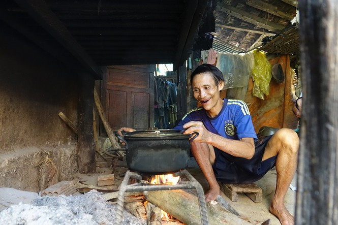 Anh Hồ Văn Tri cho biết, sau 4 năm rời rừng sâu cha anh đã qua đời. Từ lúc đó, anh Lang trở nên trầm lặng hơn. Dù đang vui nhưng có ai nhắc đến cha là nụ cười anh Lang vụt tắt. Những lúc ấy anh Lang thường đi ra sau nhà nhìn về phía những cánh rừng xa xôi. Chắc những lúc đó anh Lang nhớ lại thời gian được sống cùng cha ở trong rừng. Ảnh: Nguyễn Ngọc