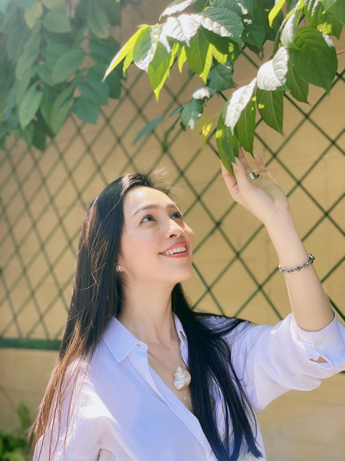 Người đẹp U40 cũng tiết lộ, cách giảm cân giữ dáng tốt nhất là uống thật nhiều nước mỗi ngày. Tuy nhiên, cũng nên chú ý lượng nước cho phù hợp với cơ thể và đặc biệt không nên uống nhiều nước sau bữa ăn để gây khó chịu cho dạ dày và hệ tiêu hóa. Mỗi ngày Hiền Thục uống khoảng 1,5 lít nước.