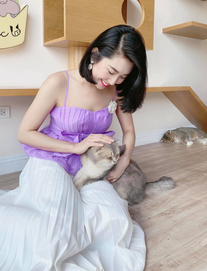 Vòng eo 60cm nhỏ xíu của Thúy Ngân khiến bao nàng ghen tỵ. Để duy trì được chỉ số hình thể ấn tượng như hiện tại, 30% từ tập luyện và 70% từ ăn uống.