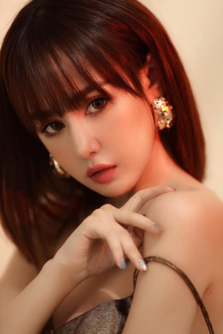 Không ít lần, bạn gái Karik khiến dân tình "xịt máu mũi" với những bức ảnh khoe vòng 1 lấp ló trên trang cá nhân.