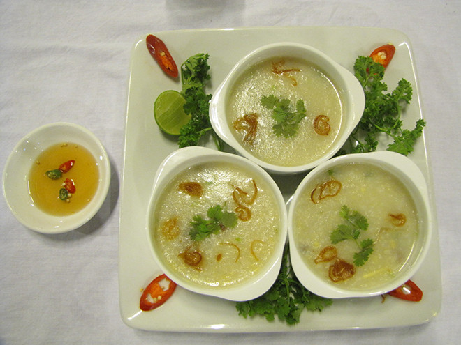 Cháo cầu gai rất dễ nấu, tuy nhiên, chỉ có những con cầu gai còn tươi mới đem lại cho bạn một nồi cháo thơm ngon và đậm đà. Cầu gai sau khi bắt dưới biển lên được rửa sạch, tách làm đôi. Bên trong cầu gai là những thớ thịt và trứng chạy dọc theo lớp vỏ.